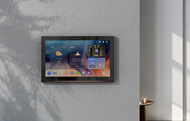 How does the RGB sub-pixel arrangement affect the clarity of TFT LCD displays?